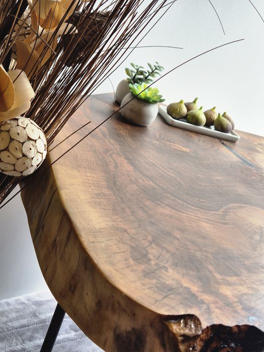 Masa unicat din lemn masiv de nuc si rasina epoxy