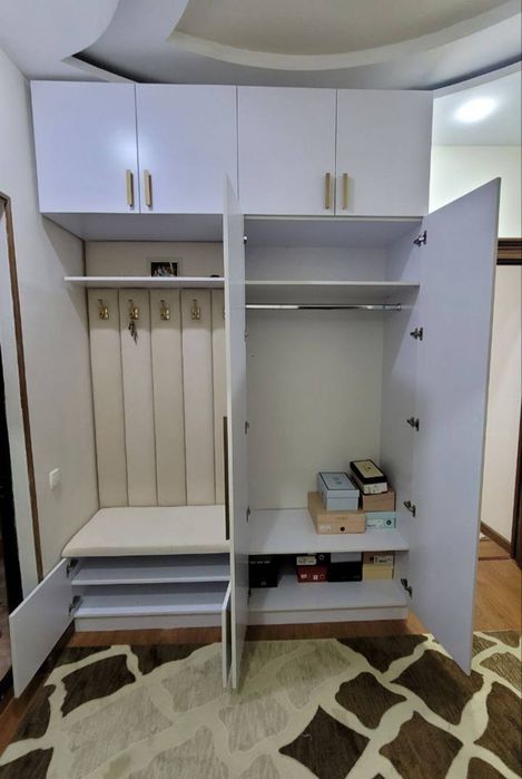 Yotoqxona uchun zamonaviy mebellar to'plami.