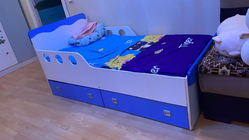 Кровать детская с ящиками.