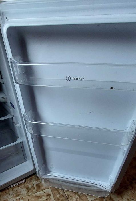 Продавам - малък хладилник с камера