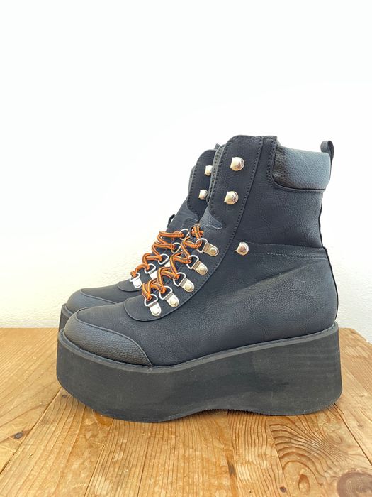 Bocanci negri cu șiret, damă