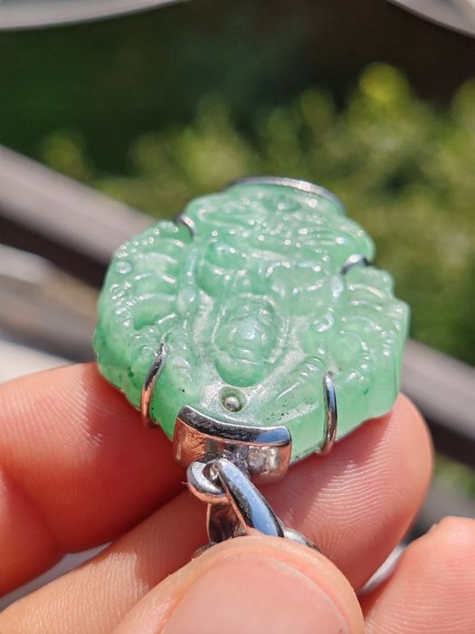 Pandant din jad verde in montura de argint