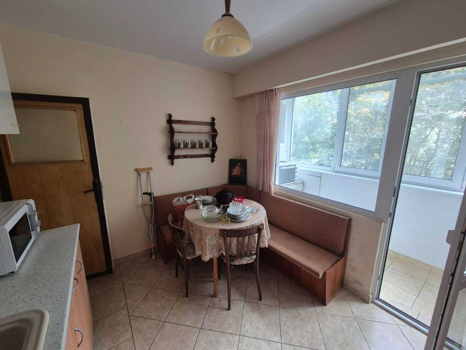 Дава се под наем Четиристаен апартамент в Варна, Цветен квартал - 80 кв.м за 160000 € - Снимка #3