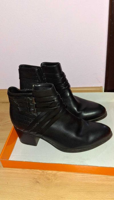 Дамски черни боти.