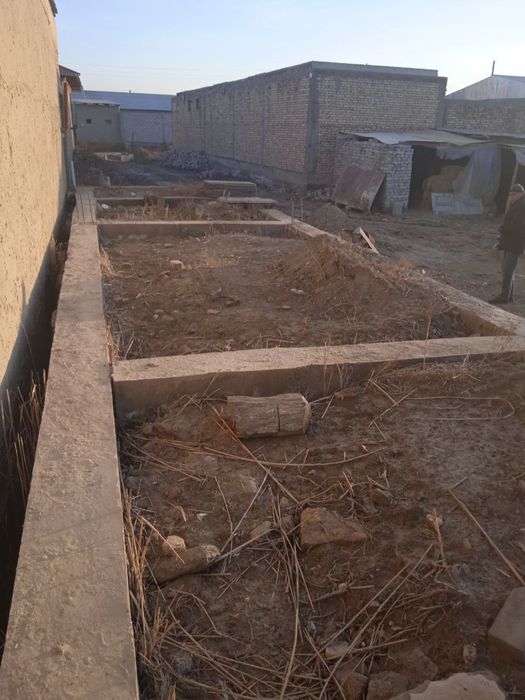 продается недостроенный участок