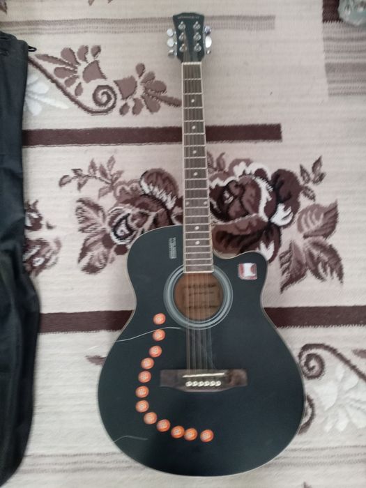 Gitara 1 ta simi uzilgan