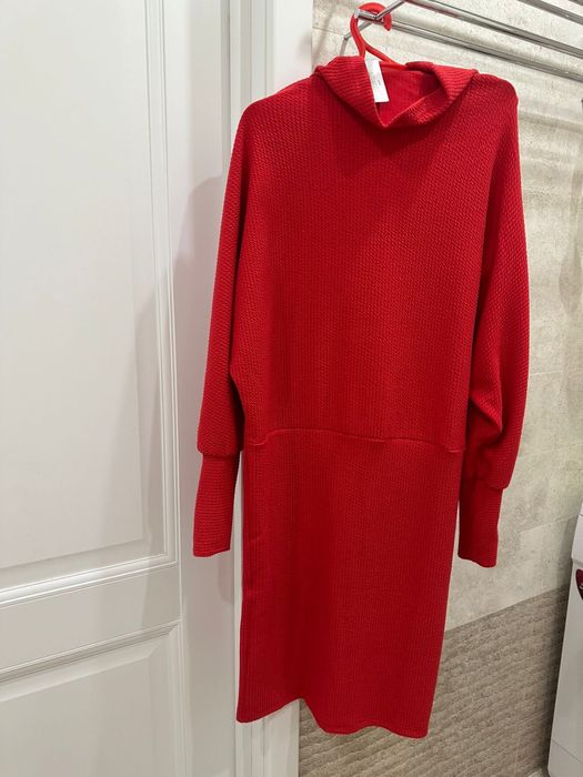 Красное платье