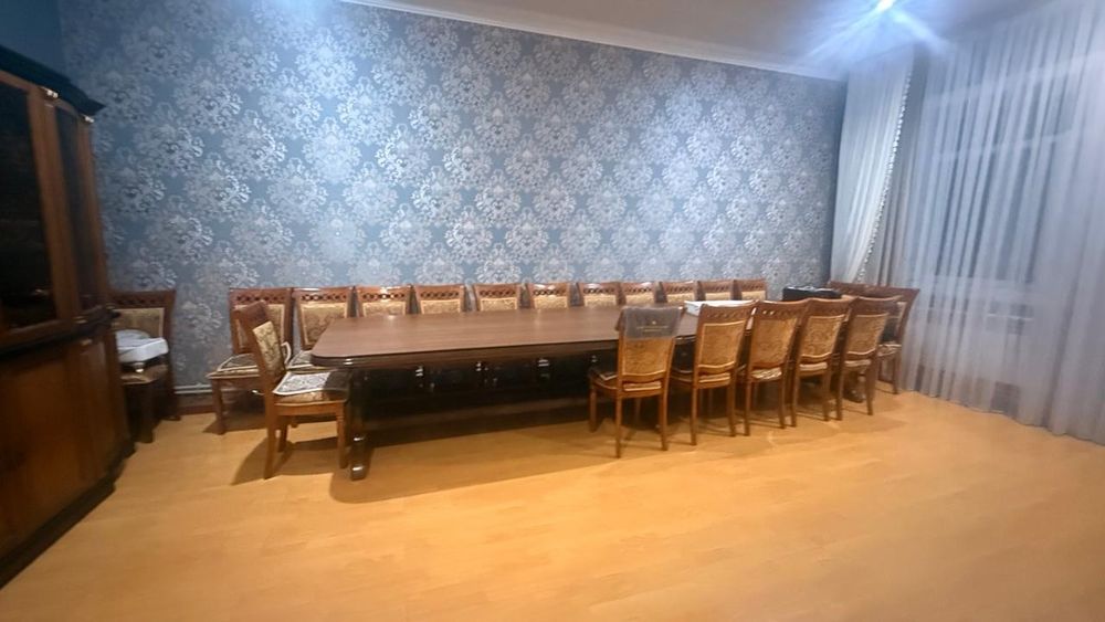 Стол и стулья 18 штук
