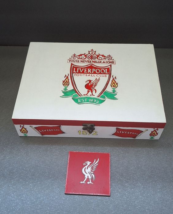 Liverpool - ръчно рисувана кутия за принадлежности