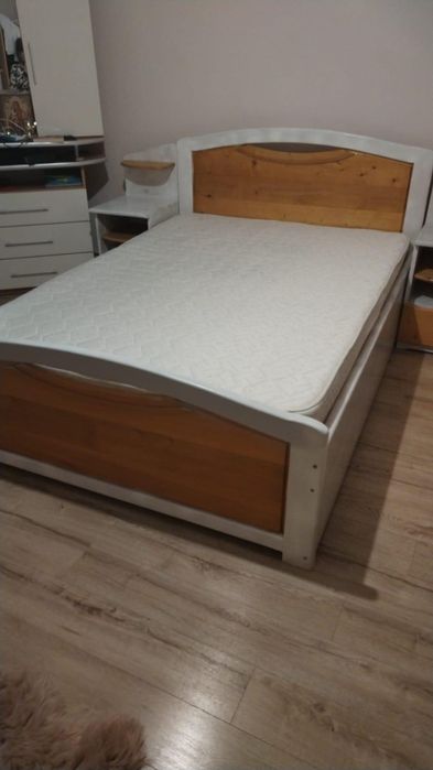 Pat din lemn masiv