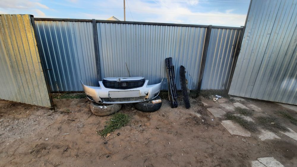 Продам бампер приора 2 все  заборе