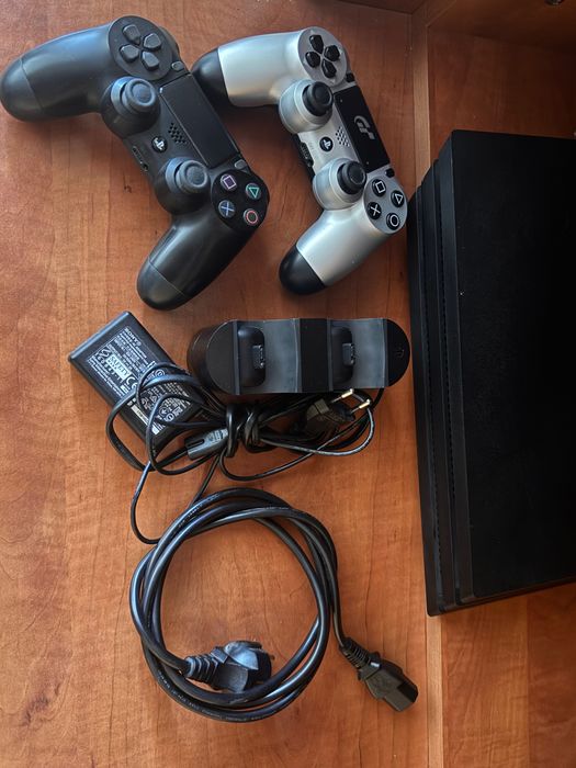 Consolă play station 4 + stație de încărcare și 2 controlere