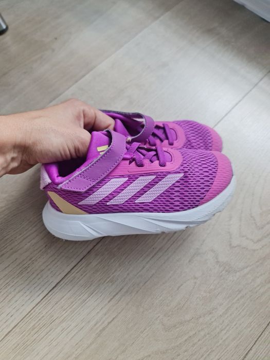 Детски маратонки Adidas
27 номер
Без забележки 
10€
Изпращам с удобен за вас куриер