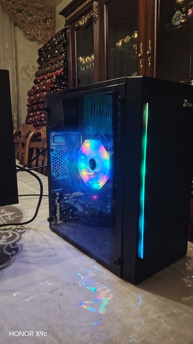 Компютер игровой идеал состояние  срочно продаёт ся