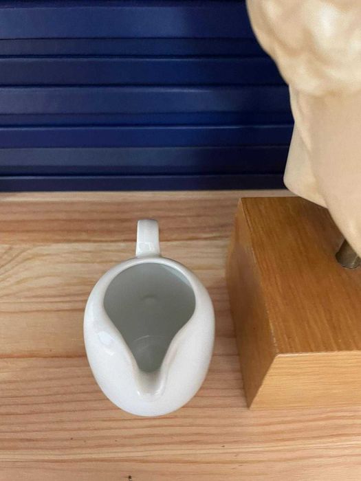 pahar pt masura lapte de uz menajer langa ceasca de cafea Chloe Paris