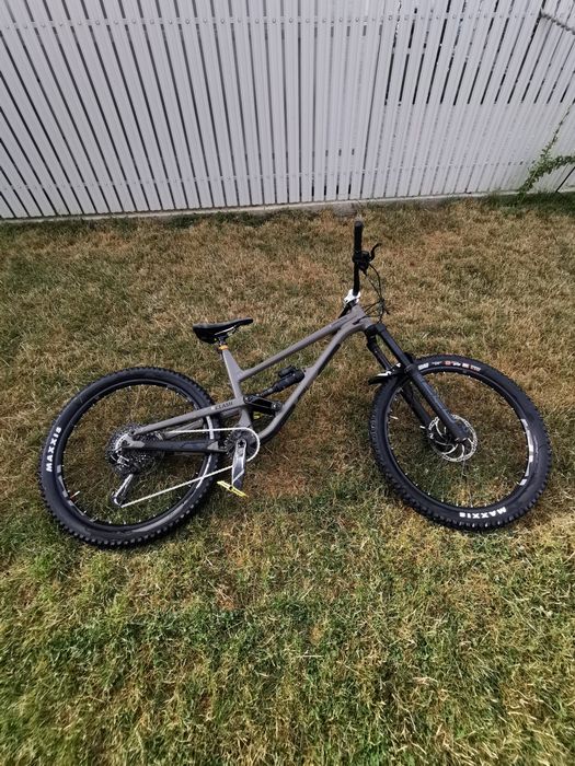 Vând Commencal clash 2023