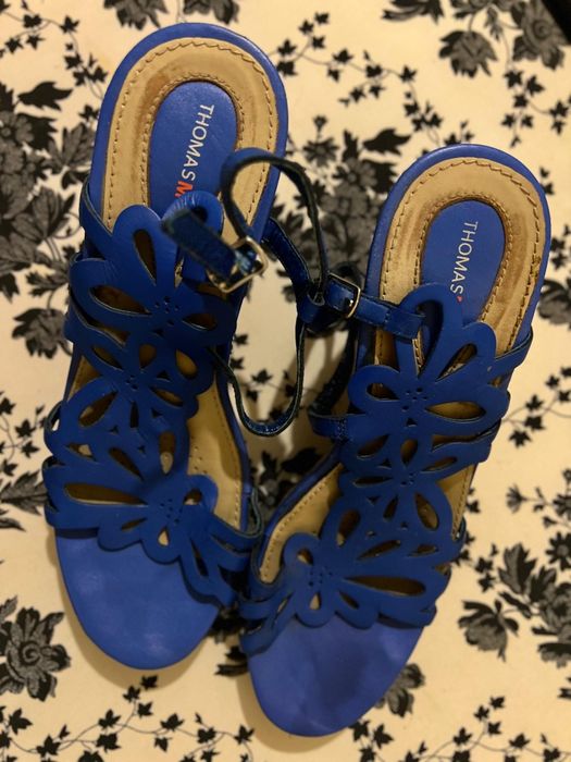 Босоножки на танкетке