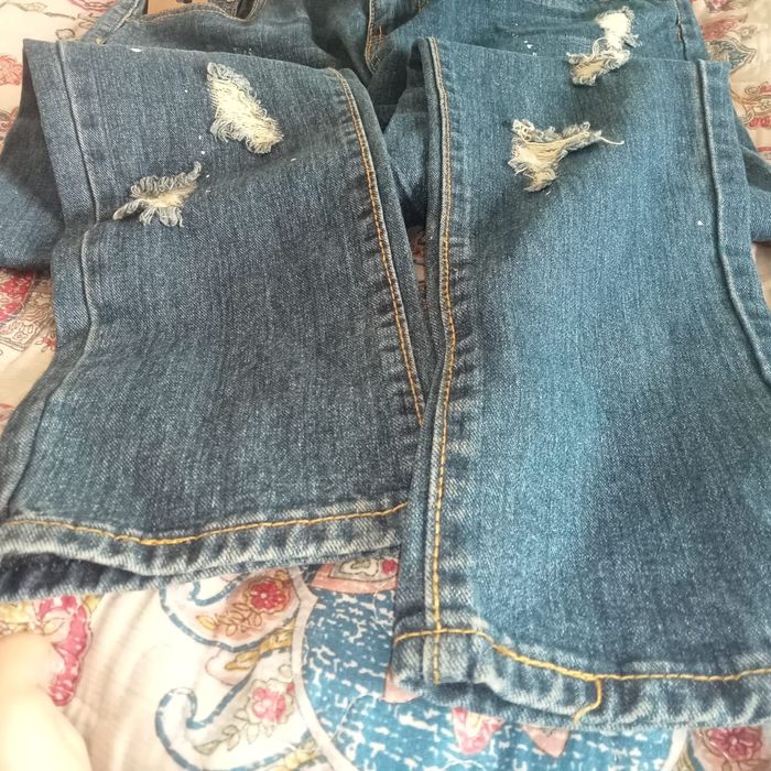 Продам рваные джинсы
