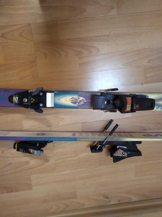 Vând o pereche de schiuri DYNASTAR
