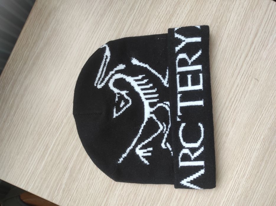 Vând sapca Arc'teryx