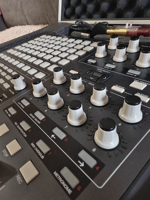 MIDI-контроллер AKAI с кейсом