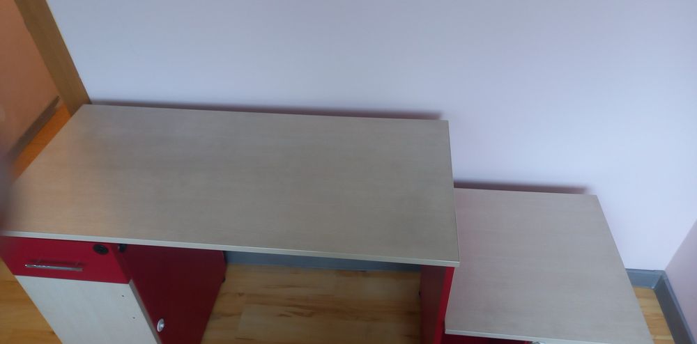 Бюро с допълнително шкафче