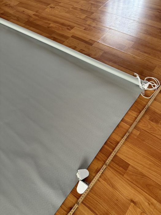 2 jaluzele rulou, una gri si una alba mai mica