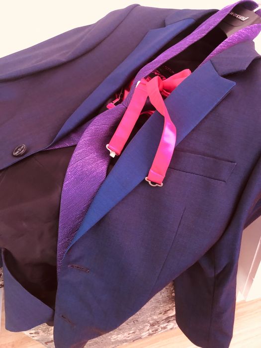 Костюм с аксесоари и риза