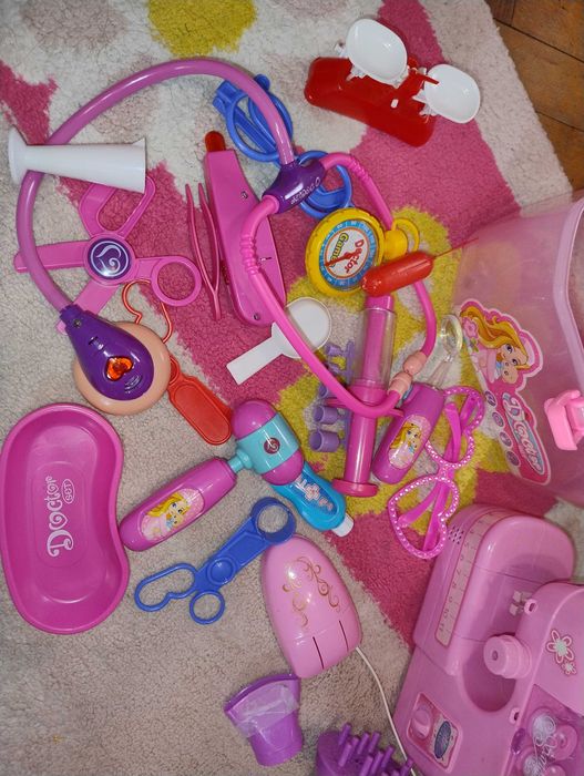 Докторски куфар с аксесоари, сешоар със звук,шевна машина шие работещи