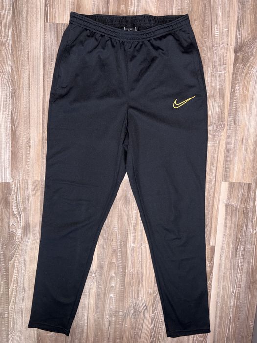 Pantaloni Nike.