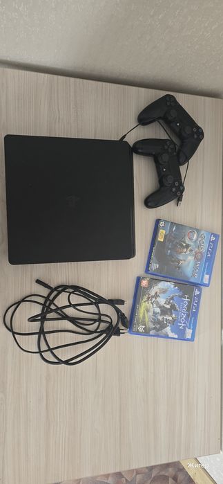 PlayStation 4 Slim 500GB + 2 геймпада + 2 игры