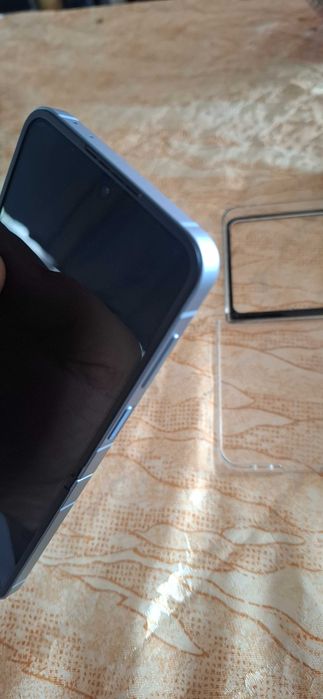 Продавам телефон Галакси Z Flip6