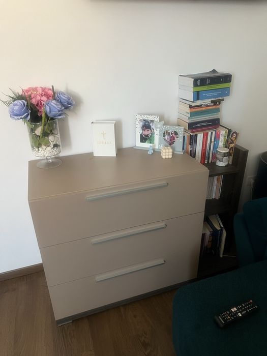 Mobila dormitor , pat, 2 noptiere si comoda