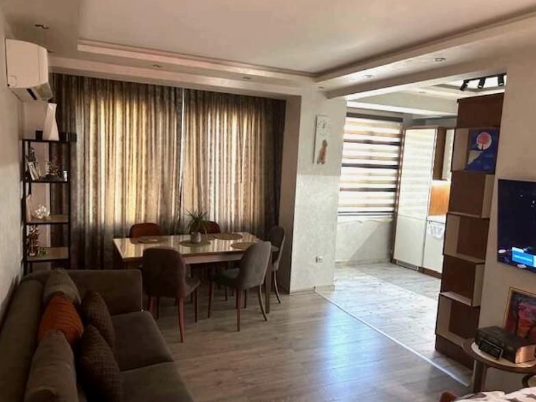 Продава се Четиристаен апартамент в Бургас, Център - 132 кв.м за 4167 €/кв.м - Снимка #1