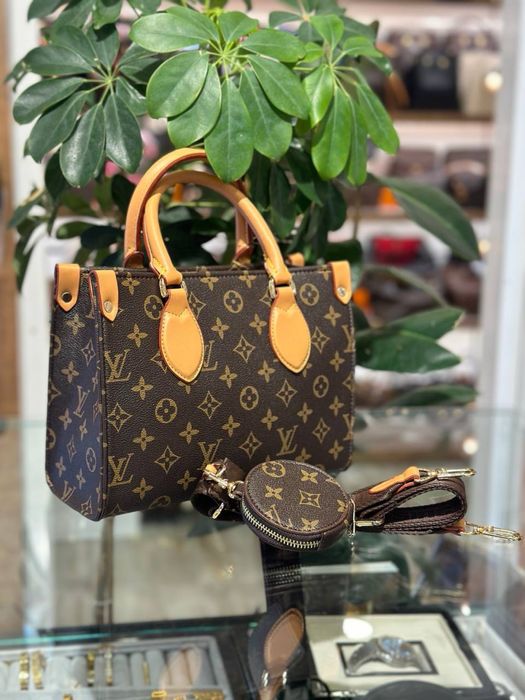Geanta Louis Vuitton Noua !!! Dimensiuni 25/20 !!!