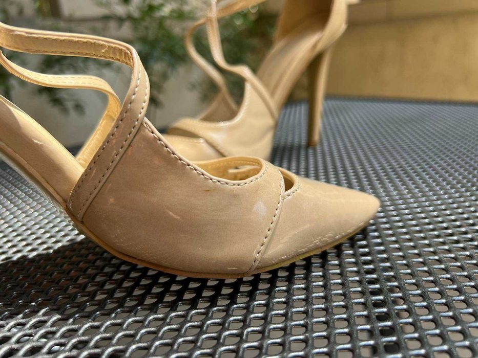 Дамски обувки на висок ток бежови лачени, номер 36