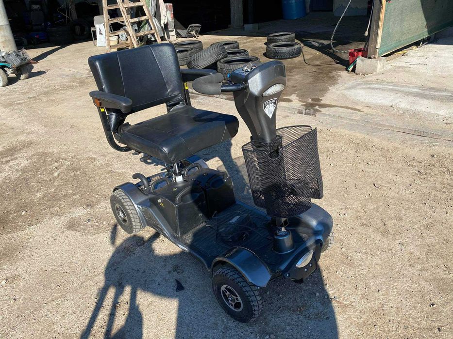 Скутер за трудно подвижни хора или инвалиди