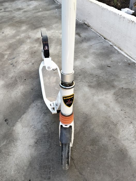 Trotineta alba cu cric