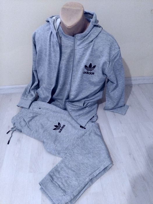 Trening Adidas de primăvară /vara din 3 piese pentru bărbați.