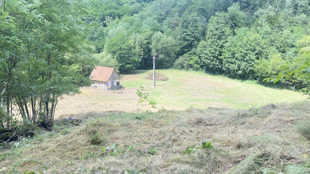 Vând teren intavilan cu construcție si extravilan.