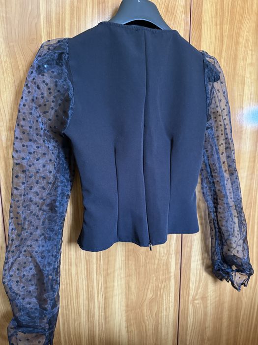 Top cu maneci din organza