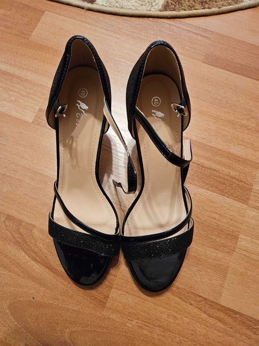 Sandale negre cu toc subtire de 9 cm, nepurtate