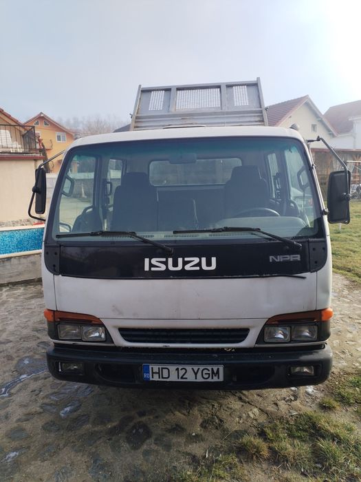Autoutilitara Isuzu NPR dubla cabina, basculabila