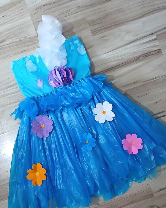 Rochie din materiale reciclabile,pt fetite,mar 5-7 anii