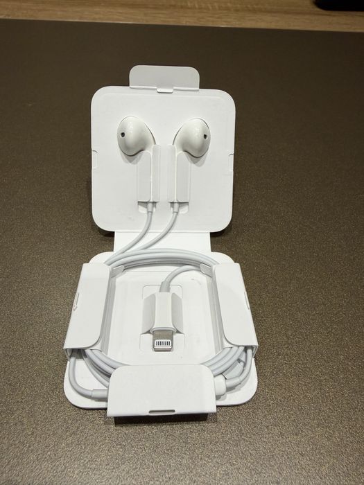 Слушалки Apple EarPods with Lightning Connector