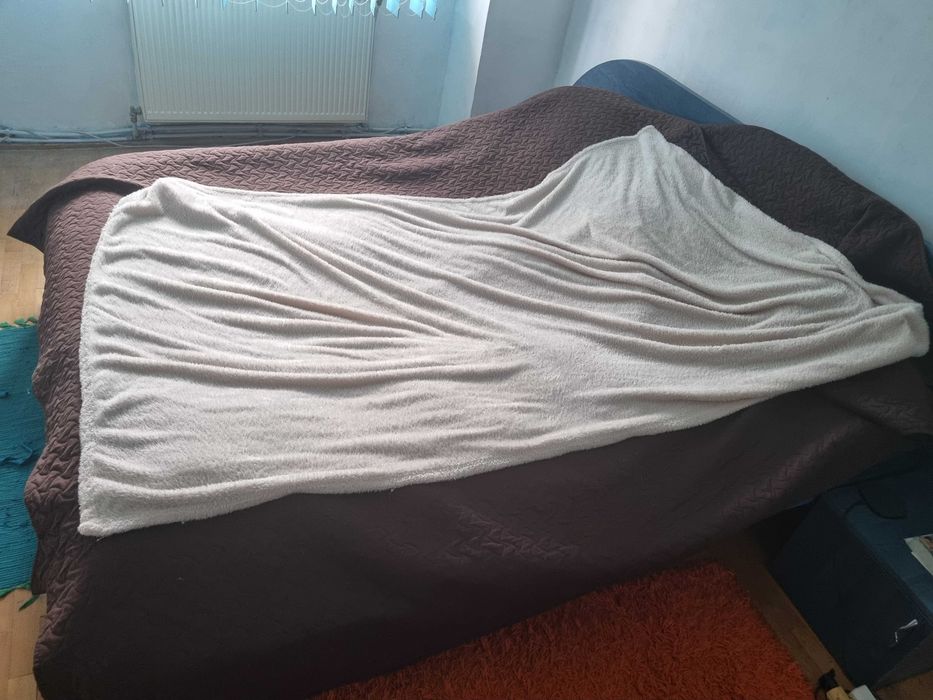 Cuverturi pat  maro si albe