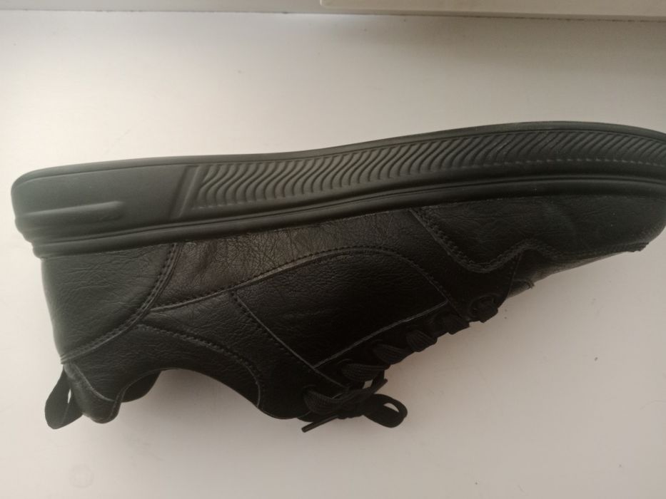 Продаётся обувь.