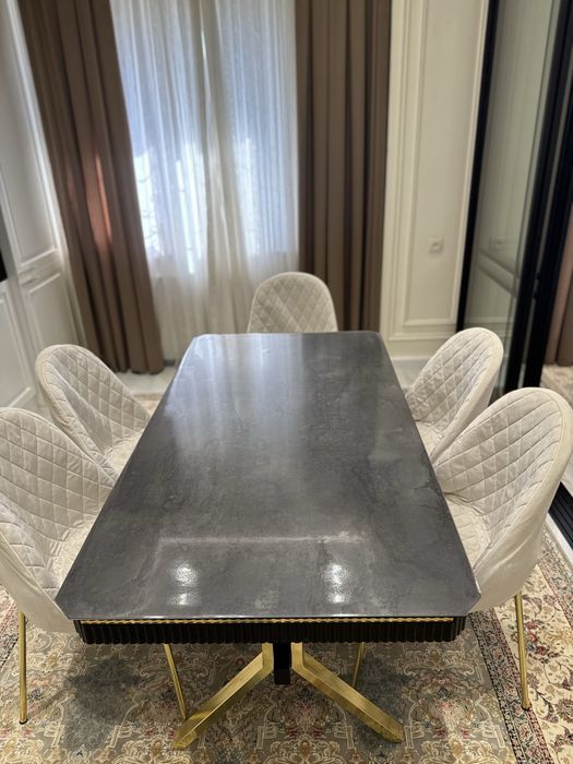 Stol va stullar komplekti sotiladi