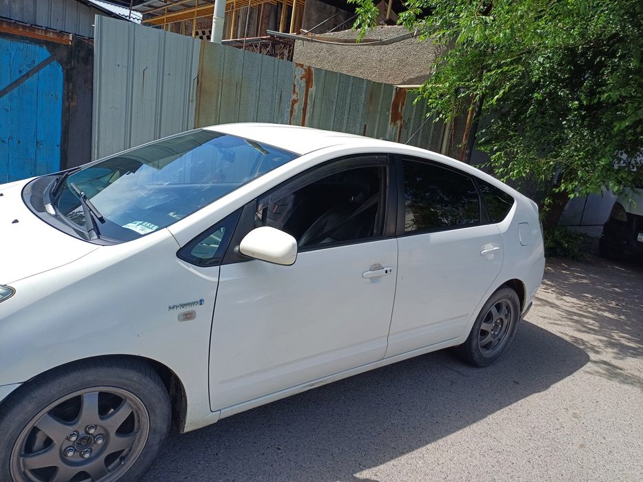 Тайота Приус  гибрид