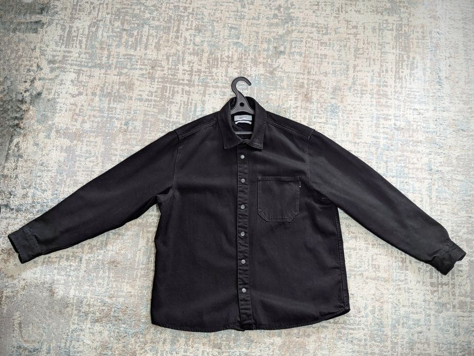 Черная джинсовая рубашка с аниме-принтом